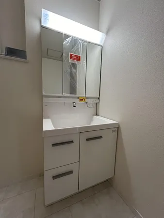 洗面室洗面ボウル下部に収納があり、化粧品や洗面用品、掃除用具なども保管していただけます。