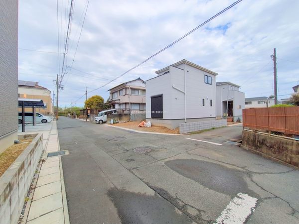 豊橋市牛川町字道上 新築戸建2号棟 前面道路含む外観