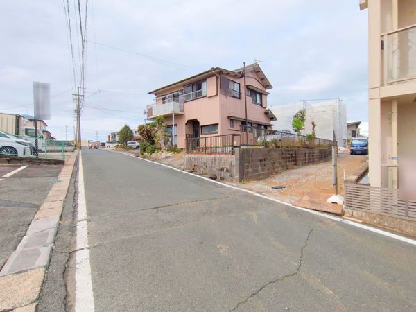 豊橋市西幸町字浜池 新築戸建1号棟 前面道路含む外観 豊橋市西幸町字浜池 新築戸建1号棟 前面道路含む外観