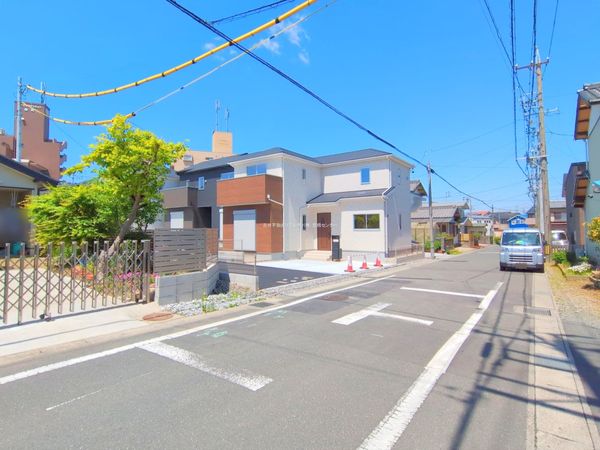 豊橋市曙町字若松 新築戸建6号棟 前面道路含む外観