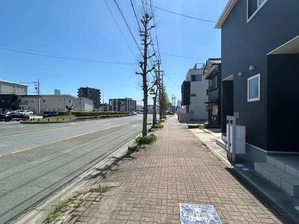 【前面道路】西側　約35.0ｍの公道に接道。接道間口は約6.1ｍ