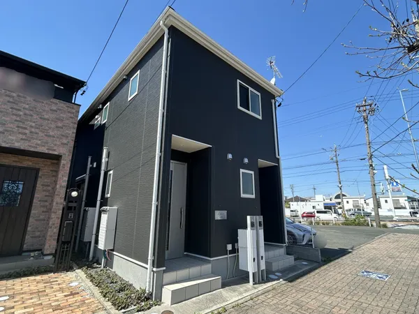 【外観写真】木造２階　全2戸のオーナーチェンジ物件です。2022年5月築。