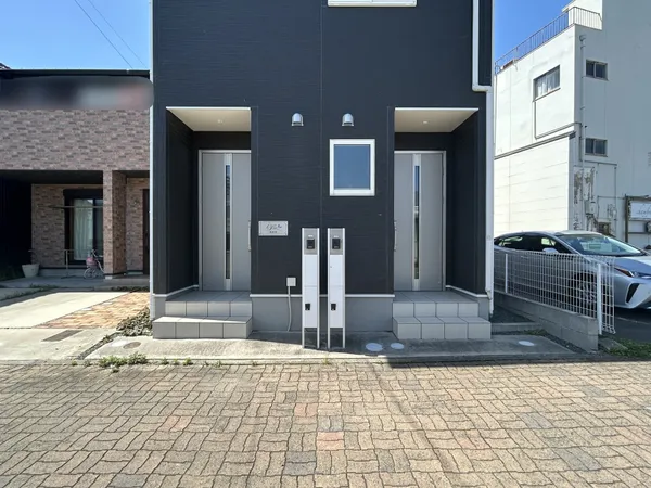 【外観写真】ローソン豊橋旭本町店徒歩1分（約70ｍ）、ドラッグスギヤマ舟原店徒歩5分（約380ｍ）とちょっとしたお買い物に便利な立地。