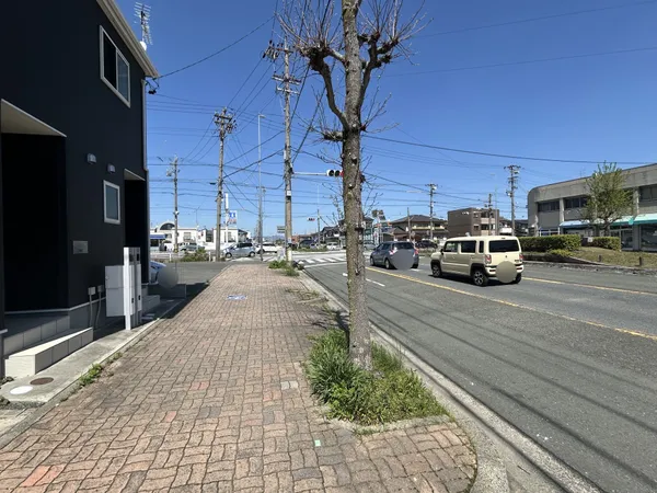 【前面道路】西側　約35.0ｍの公道に接道。接道間口は約6.1ｍ