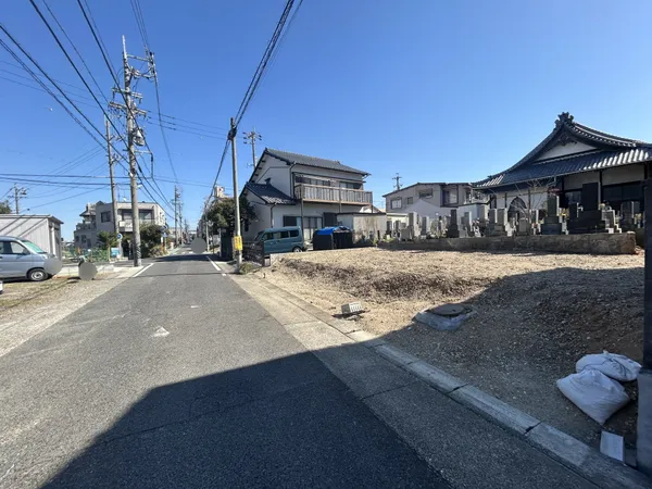 前面道路を含む土地写真です。周辺は住宅が並び、日当たりの良い区画です。