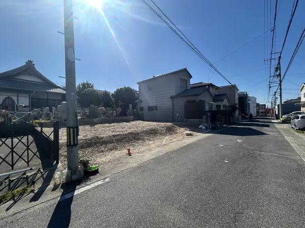 前面道路と周辺環境の様子です。敷地は南側道路に面し、日当たりや接道状況が確認できます。