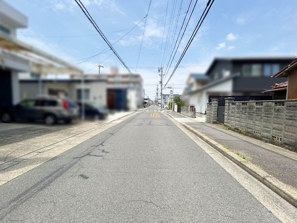 前面道路含む外観
