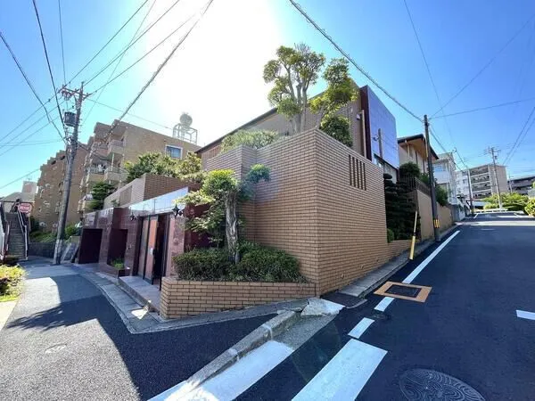 閑静な住宅地内、小学校まで徒歩5分の立地です