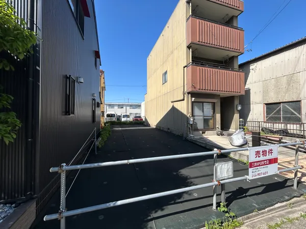 敷地面積約99.17平米（約29.99坪）の整形地となります。前面道路は南側（公道・約5.4ｍ）に面しております。