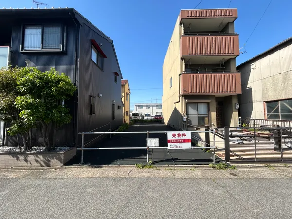 敷地面積約99.17平米（約29.99坪）の整形地となります。前面道路は南側（公道・約5.4ｍ）に面しております。