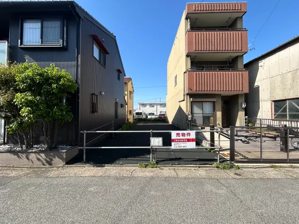 敷地面積約99.17平米（約29.99坪）の整形地となります。前面道路は南側（公道・約5.4ｍ）に面しております。