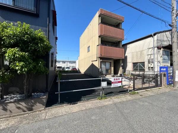 敷地面積約99.17平米（約29.99坪）の整形地となります。前面道路は南側（公道・約5.4ｍ）に面しております。