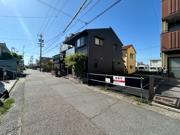 敷地面積約99.17平米（約29.99坪）の整形地となります。前面道路は南側（公道・約5.4ｍ）に面しております。