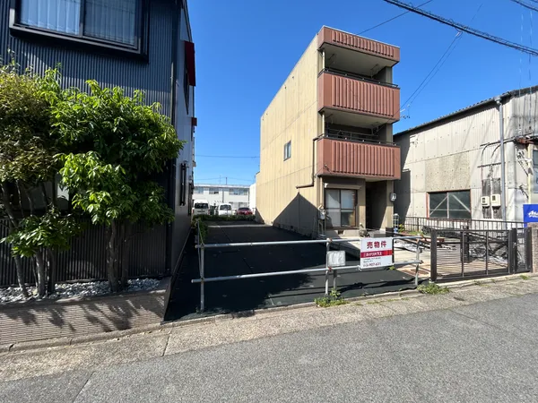 敷地面積約99.17平米（約29.99坪）の整形地となります。前面道路は南側（公道・約5.4ｍ）に面しております。