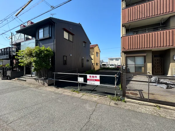 敷地面積約99.17平米（約29.99坪）の整形地となります。前面道路は南側（公道・約5.4ｍ）に面しております。