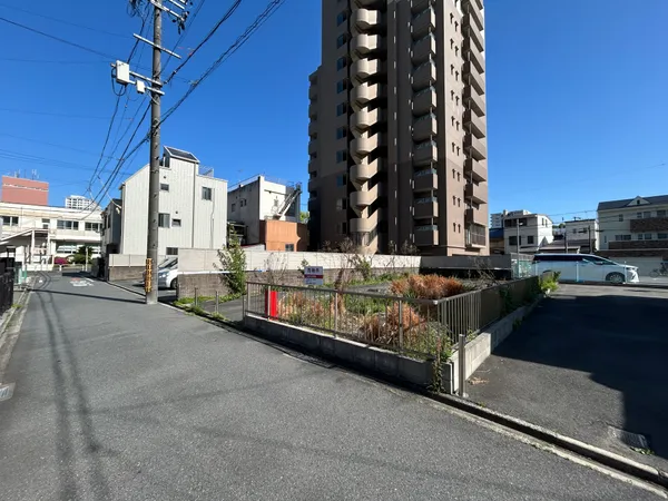 敷地面積約173.53平米（約52.49坪）の整形地となります。前面道路は北側（公道・約4.0ｍ）に面しております。