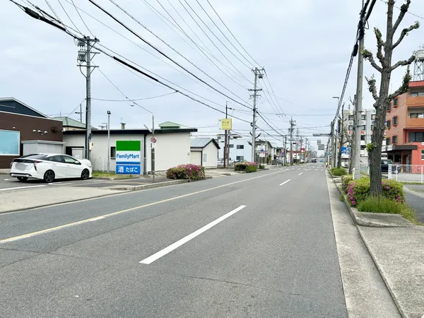 西側幅員約１６．０メートルの公道に約１５．２メートル接しています