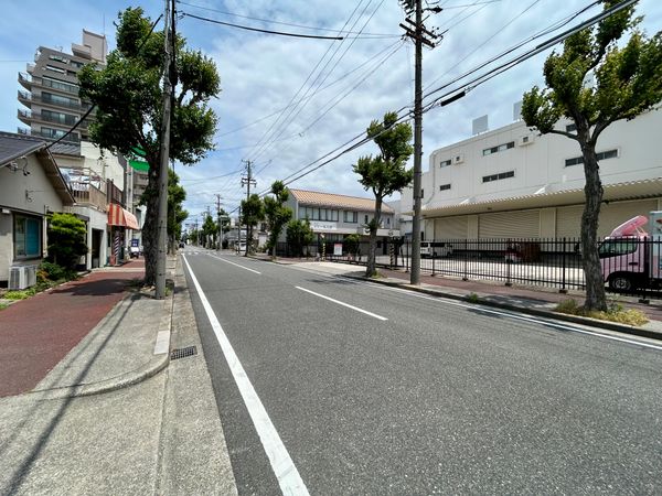 前面道路含む外観