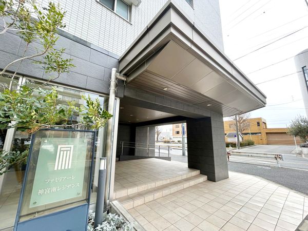 ファミリアーレ神宮南レジデンス エントランス