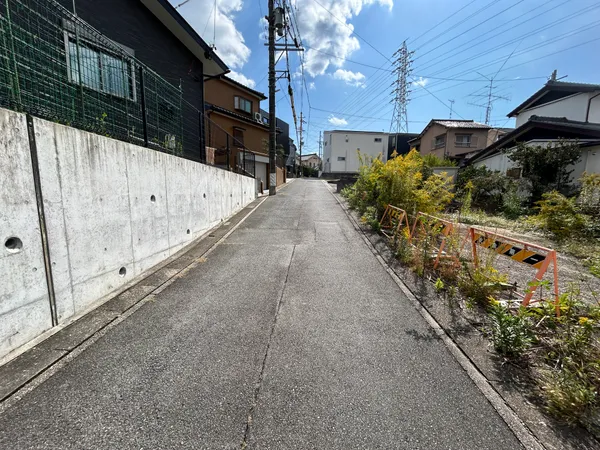 北東側前面道路