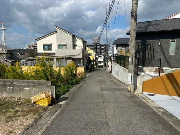 北東側前面道路