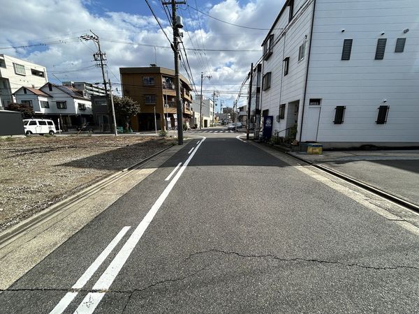 東区芳野1丁目 前面道路含む外観 前面道路含む外観