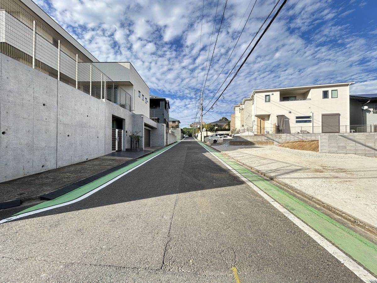 東区美和台3丁目新築戸建1号棟 前面道路含む外観 前面道路含む外観
