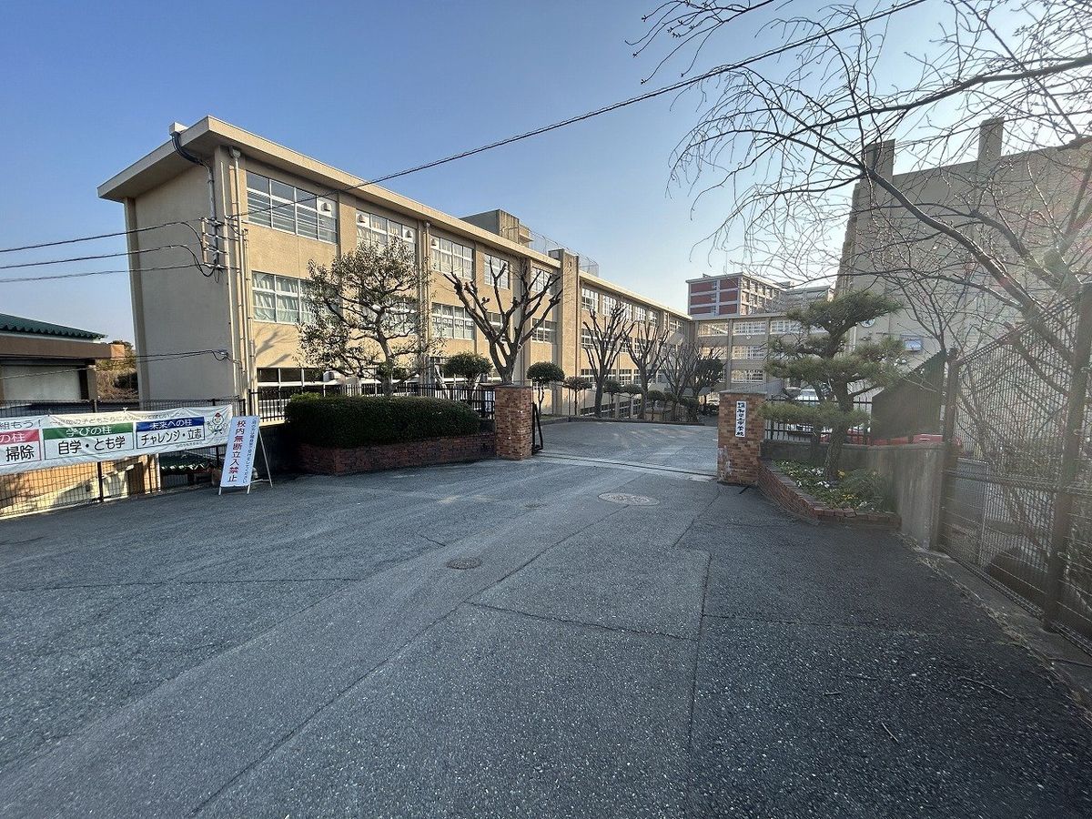 東区美和台3丁目新築戸建2号棟 福岡市立和白丘中学校(約1090m) 福岡市立和白丘中学校(約1090m)