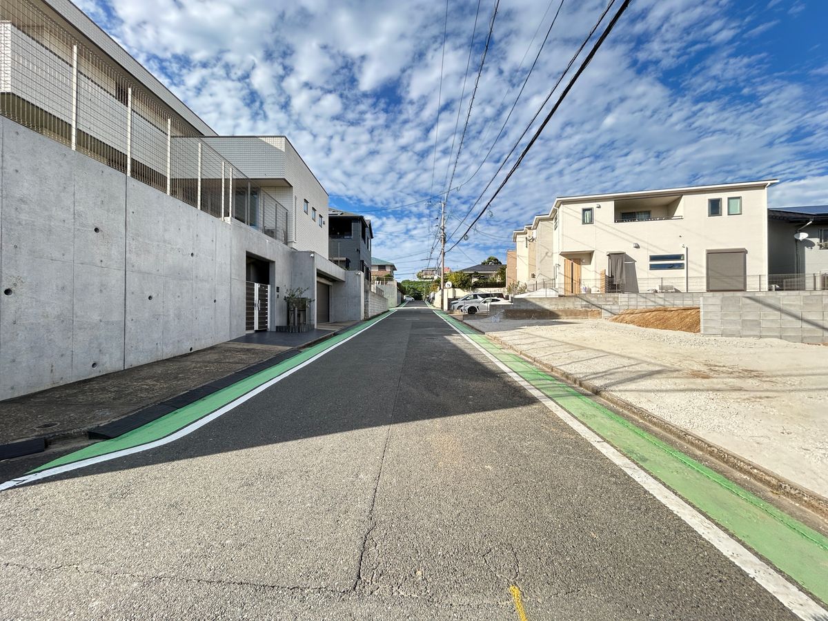 東区美和台3丁目新築戸建2号棟 前面道路含む外観 前面道路含む外観