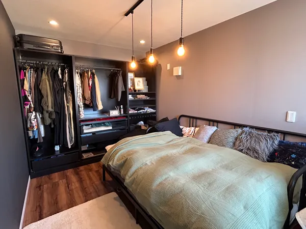 洋室約7.7帖※写真の家具・備品等は価格に含まれません。