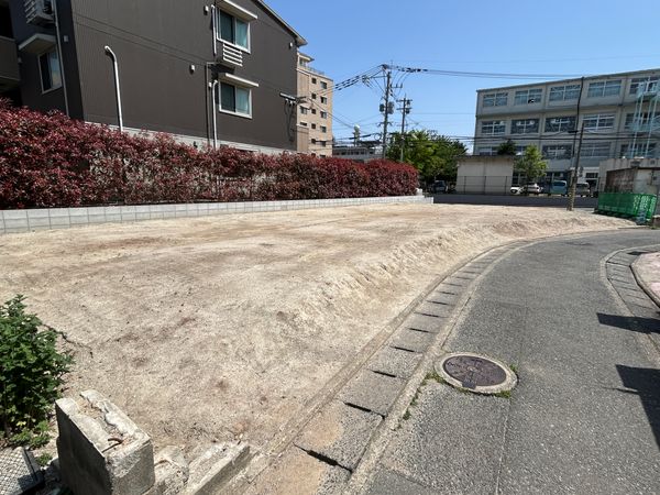 前面道路含む外観
