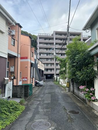 サニーハイツ愛宕 前面道路含む外観 サニーハイツ愛宕 前面道路含む外観