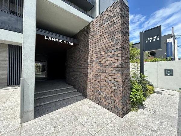 エントランス前