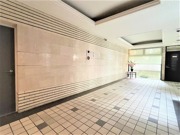 広さと明るさがある開放的なロビー