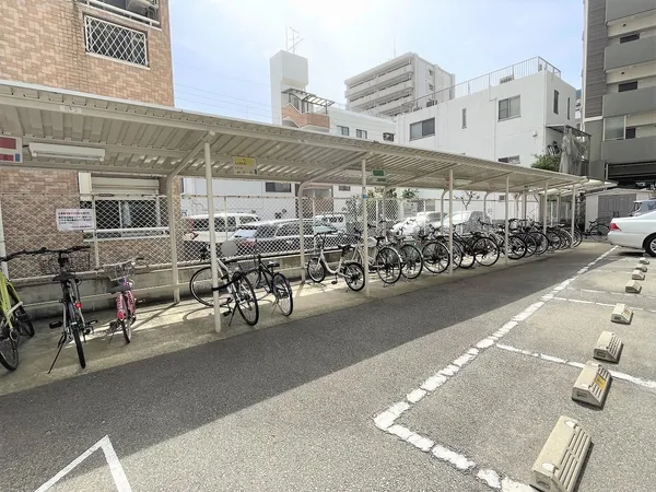 駐輪場は屋根付きなので雨から自転車を守ります