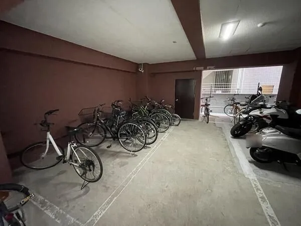 駐輪場は屋根付きなので雨から自転車を守ります。バイク置場付なのでバイクの好きな方にオススメ