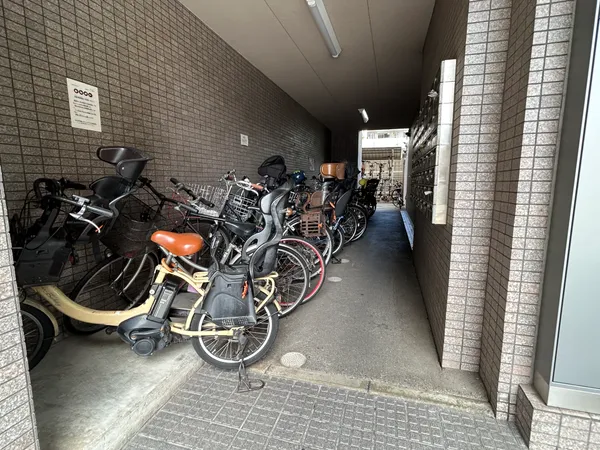 駐輪場は屋根付きなので雨から自転車を守ります