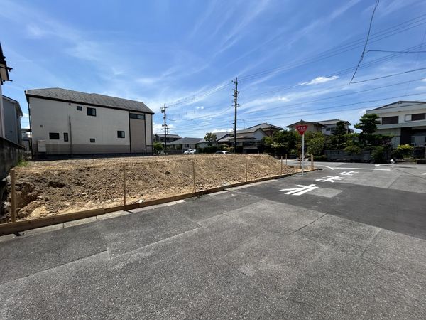 前面道路含む外観