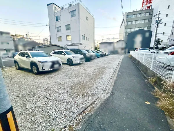 南西角地約223平米の整形地です。公道に接道しており車の出入りもスムーズです。