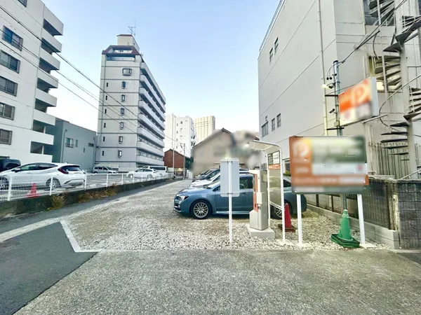 現況はコインパーキングとして貸出中です。土地は平坦、角地です。周囲は住宅やオフィスが立ち並ぶエリアです。