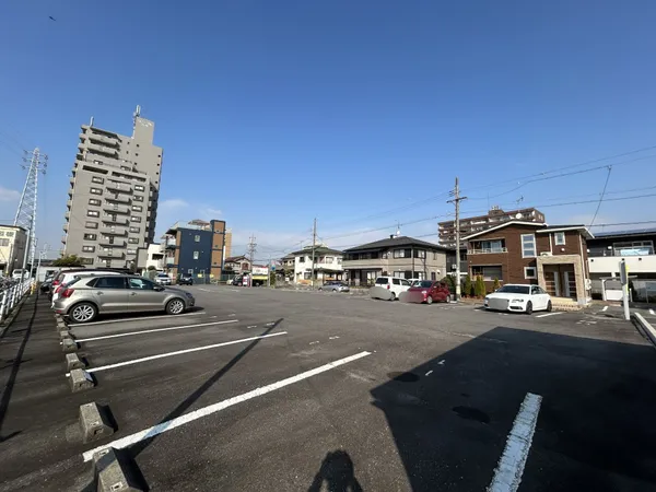 【土地写真】徒歩10分圏内にスーパー・コンビニ・ドラッグストアがあり、日常の買い物や通学に便利な立地です。