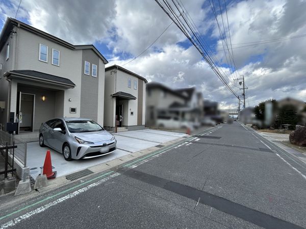 刈谷市沖野町1丁目 A号棟 前面道路含む外観