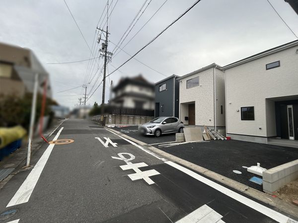 知立市新林町茶野 1号棟 前面道路含む外観 知立市新林町茶野 1号棟 前面道路含む外観