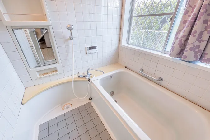 バス（換気用小窓有）