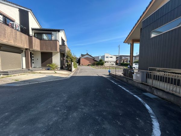 前面道路含む外観