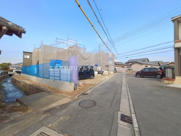 刈谷市小垣江町須賀 2号棟 前面道路含む外観 刈谷市小垣江町須賀 2号棟 前面道路含む外観