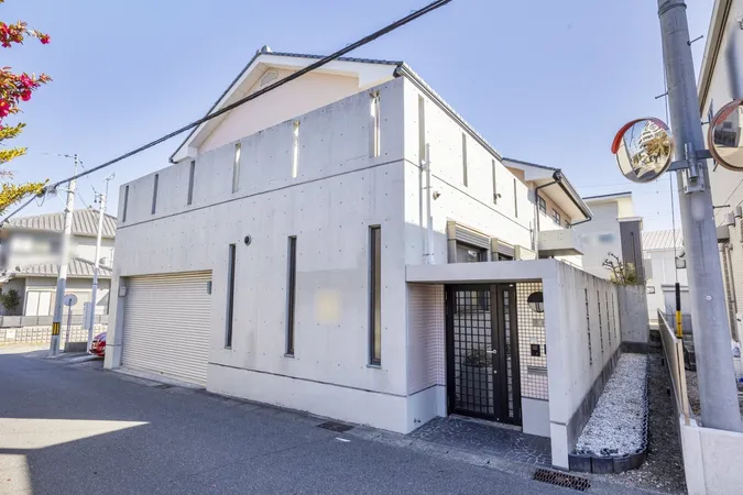 一級建築士設計によるデザイナーズ住宅。RC構造＋木造の混構造で、家屋・ガレージ・塀が一体となったコートハウス設計。外部からの視線を遮りながら、プライベート性とセキュリティを高めた邸宅です。