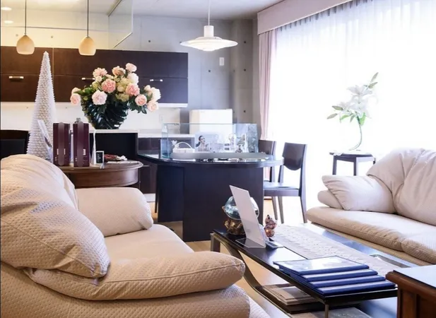 照明にはデザイナー照明ブランドyamagiwaを採用。キッチン・カウンター・ダイニングテーブル・収納まで色合わせされたフルオーダー設計で、統一感のある上質な空間を演出。