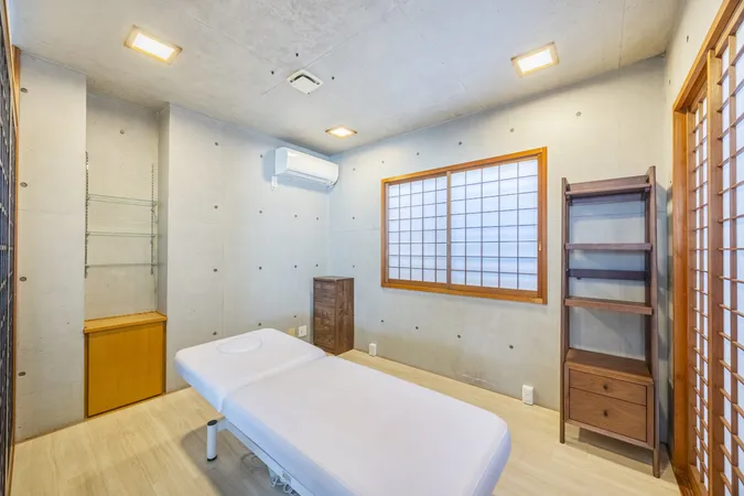 RC構造ならではの重厚感と落ち着きを感じる空間。書斎・ゲストルーム・趣味部屋など多目的に利用できます。