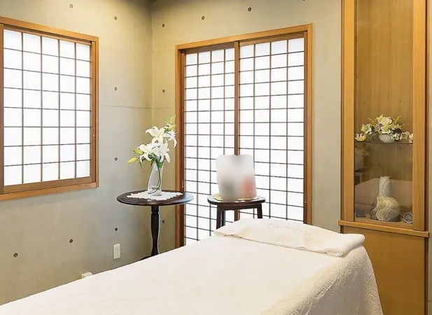 北・東側に面した坪庭に隣接した静かな空間。和の要素とRCの質感が融合した、落ち着きのあるデザインです。